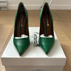 Green weaved leather pointed stilettos. Brand new, with box from L’intervalle